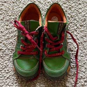 TMA Eyes Women’s Green Athletic Shoes with Red Laces SZ 8/39